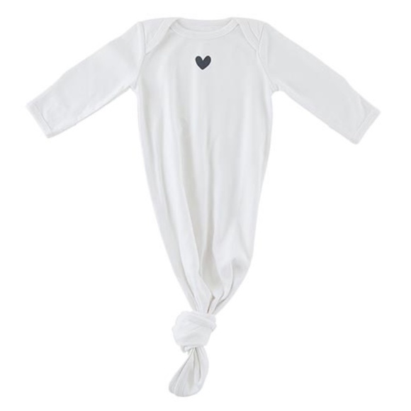 Sweet, adorable knotted gown and hat for newborn with heart. - Picture 1 of 2